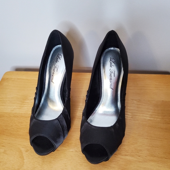 Donated: Lulu Townsend Lt Daffodil Pumps - Picture 3 of 4